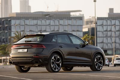 Black Audi RS Q8